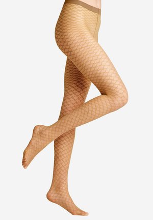 Benen gekruist in de lucht, gedragen door doorzichtige, beige panty's met een geometrisch diamantenpatroon tegen een lichte achtergrond.