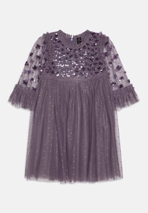 Vestido morado para niño pequeño con mangas transparentes, adornado con lentejuelas y falda de tul con estampado de estrellas, con cremallera en la espalda.