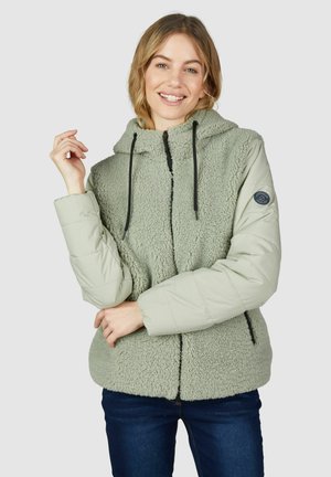 Veste vert clair avec un corps moelleux et texturé et des manches lisses et rembourrées. Équipée d'une capuche, de cordons de serrage noirs et d'un patch logo.