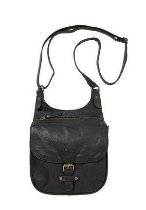 Sac bandoulière en cuir noir avec rabat avant, fermeture à boucle, poche zippée et sangle d'épaule réglable sur fond blanc.