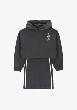 Ciemnoszara krótkia bluza z kapturem, noszona na dopasowaną prążkowaną spódnicę z białymi bocznymi paskami oraz grafiką baletek na piersi.