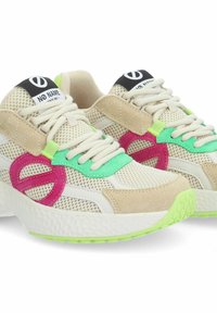 Sneaker in rete beige con accenti rosa e verde, caratterizzate da una suola bianca testurizzata e un patch con logo. Sovrapposizioni in suede accentuano i dettagli del design.