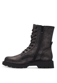 Schwarze metallische Knöchelstiefel aus strukturiertem Leder mit einem seitlichen Reißverschluss und Schnürung an der Vorderseite sowie einer stabilen Gummisohle für Haltbarkeit.