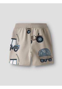 Shorts beiges en coton avec des motifs de tracteur et de meule de foin en navy et gris. Taille élastique et texture lisse.