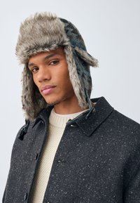 Next TRAPPER - Hut - grey navajo style