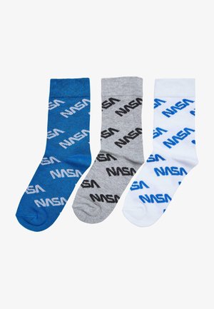 Trois paires de chaussettes présentent un logo de la NASA en bleu. Couleurs : bleu, gris et blanc. Le tissu semble doux avec une épaisseur moyenne.