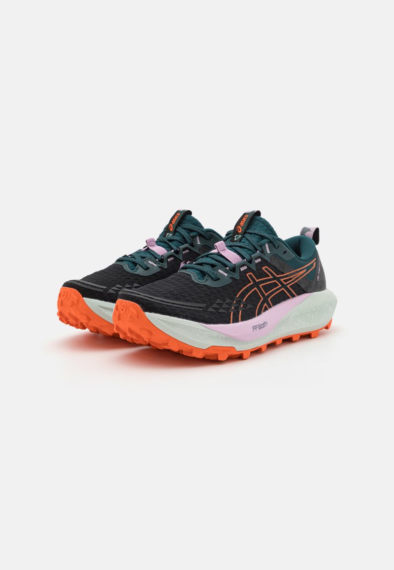 Scarpe da corsa nere e teal con una suola arancione, caratterizzate da una tomaia tessurizzata, dettagli in rosa e un design del logo distintivo.