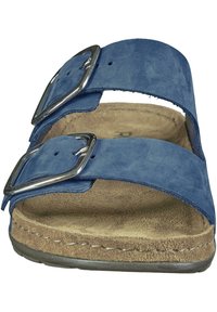 Sandalo blu in suede con due cinturini regolabili, fibbie in metallo e una soletta foderata in suede color sabbia. La suola è leggermente testurizzata per garantire grip.