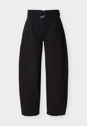 Zwarte broek met wijde pijpen, gemaakt van katoen, voorzien van een lusriem met een metalen ring en zijzakken. Glad oppervlak met een minimalistisch ontwerp.