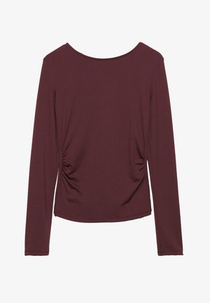Lange mouwen maroon top gemaakt van zachte stof, met zij rimpelingen, een ronde halslijn en een aansluitende silhouet. Glad textuur, geen zichtbare patronen.