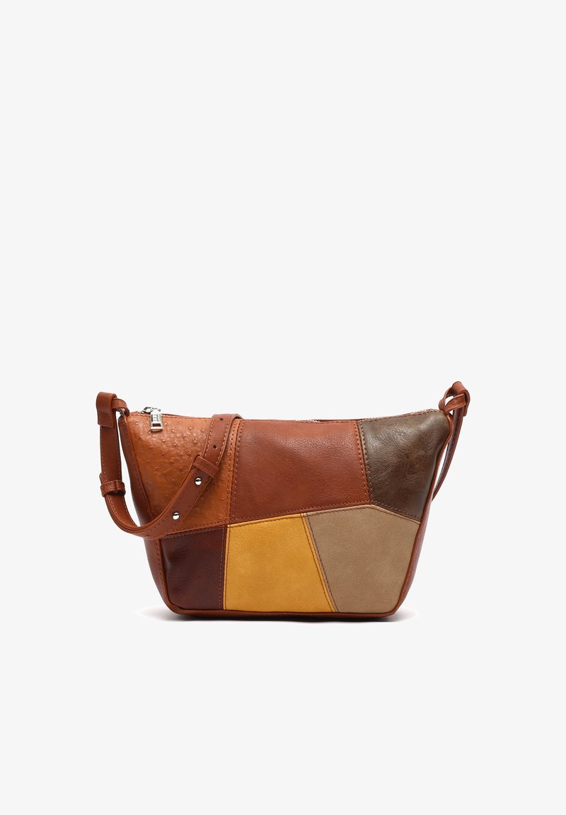 Borsa a spalla in pelle con un design patchwork in tonalità di marrone, senape e grigio. Ha una chiusura con zip e una tracolla regolabile.