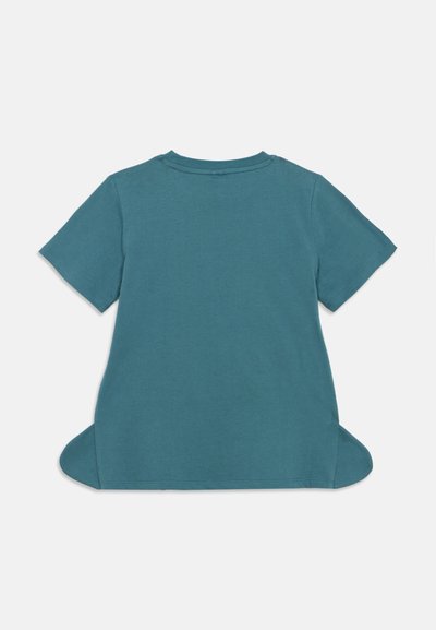 Τιρκουάζ κοντομάνικο μπλουζάκι από βαμβάκι, με στρογγυλή λαιμόκοψη και πλευρικές σχισμές στο τελείωμα για άνετη εφαρμογή.