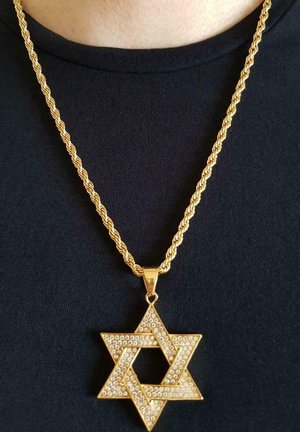 Goldfarbene Halskette mit geflochtenem Kettenmuster und einem sechszackigen Sternanhänger, der mit klaren Strasssteinen in einem geometrischen Muster verziert ist.