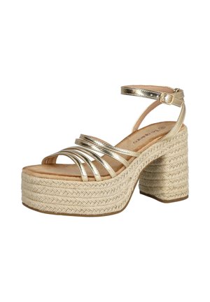 Sandalia de plataforma con suela gruesa de yute trenzado, tiras metálicas doradas y hebilla ajustable en el tobillo.