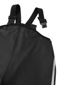 Czarny wodoodporny kombinezon z regulowanymi czarnymi ramiączkami. Posiada kontrastowy srebrny pasek wzdłuż boku, gładką teksturę i solidne elementy metalowe.