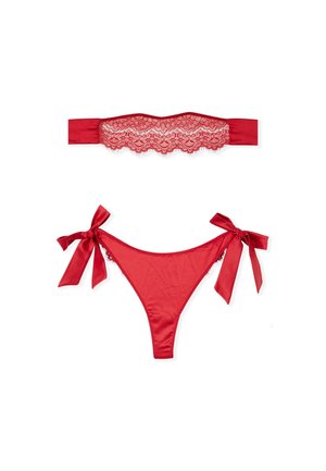Rotes Spitzen-Bandeau-Top und passender Satin-Bikini-Slip mit seitlichen Schleifen, flach auf weißem Hintergrund ausgelegt.
