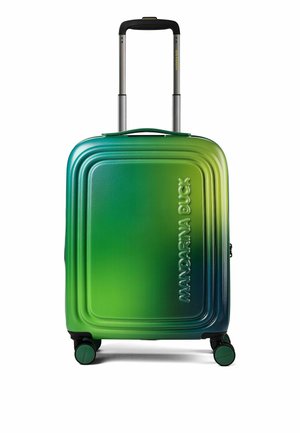 Harde koffer met groene en blauwe verloopkleur, vier wielen en een uitgeschoven zwarte handgreep, met de merknaam Mandarina Duck aan de voorkant.