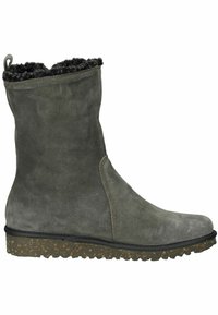 Botas de tobillo de ante gris con un suave forro de piel de oveja negra, suela de goma texturizada y un diseño de punta redondeada y lisa. Cuenta con una tira en la parte trasera para facilitar su colocación.