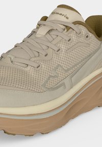 Baskets de sport beige et marron clair en tissu mesh, fermeture à lacets, semelle épaisse et rembourrée, et logo "Tamaris" sur la languette.