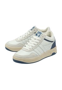 Sneakers bianchi con dettagli blu. Realizzati in pelle e scamosciato, presentano una finitura testurizzata, punta tonda e un design con lacci. Marchio Gola visibile.