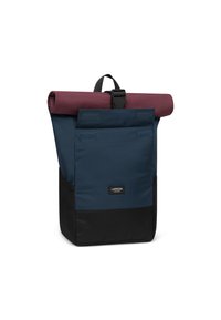 Tekerhető hátizsák sötétkék és bordó színben. Tartós anyagból készült, elöl hajtókával, fekete aljjal és műanyag csattal záródik.