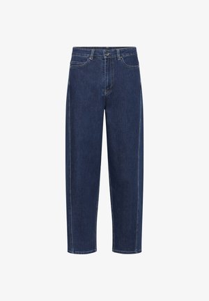 Tumel sinised teksad, mis on lahtise lõikega, klassikalise viie tasku disainiga, heledate õmblustega ning nupuga sulgumisega talje juures.