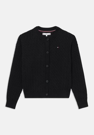 Schwarze Strickcardigan mit einem Zopfmuster, rundem Ausschnitt und Knopfverschluss. Verfügt über gerippte Bündchen und Saum sowie ein kleines Logo-Detail.