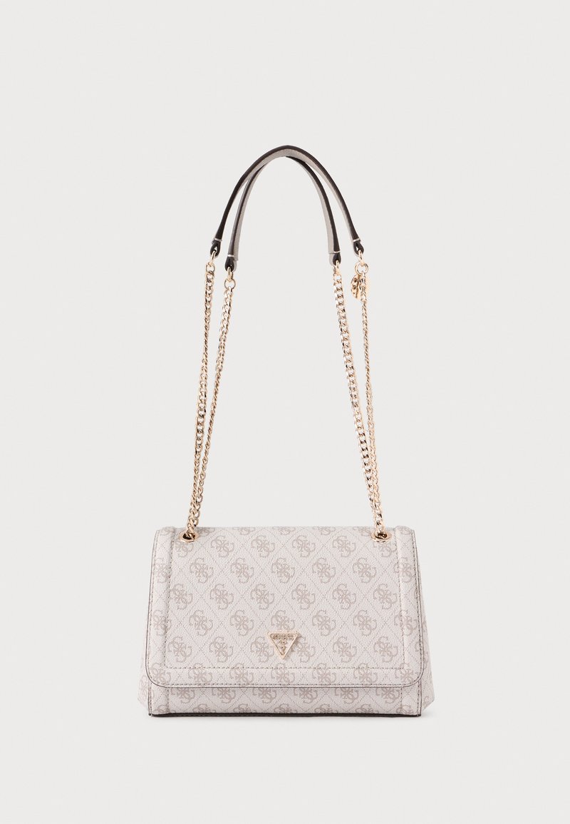 Lichtgrijze handtas met een gestructureerde afwerking, voorzien van een gouden kettingband, een driehoekige logoplaat en subtiele patroon details.
