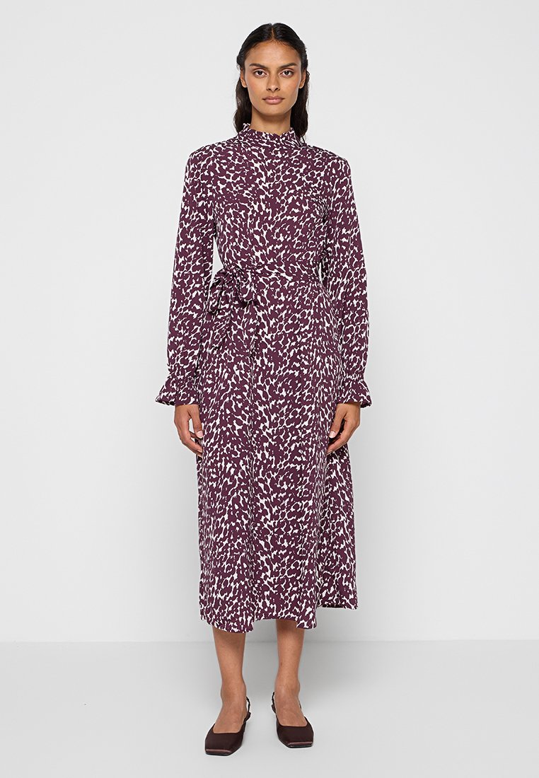 Midi-Kleid in tiefburgunderrot mit weißem abstraktem Muster, hohem Kragen, langen Ärmeln, taillierter Taille mit Bindedetail und fließendem Rock.