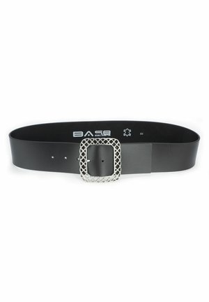 Zwarte leren riem met een breed ontwerp. Voorzien van een grote, zilverkleurige, gestructureerde vierkante gesp met een ruitpatroon.