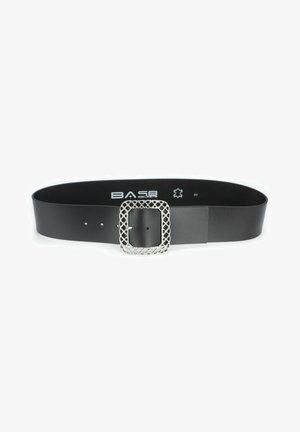 Zwarte leren riem met een breed ontwerp. Voorzien van een grote, zilverkleurige, gestructureerde vierkante gesp met een ruitpatroon.