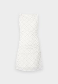 Vestido blanco con un patrón de cuadros en gris claro. El diseño incluye un cuerpo ajustado con fruncidos y una falda recta de longitud a la rodilla.