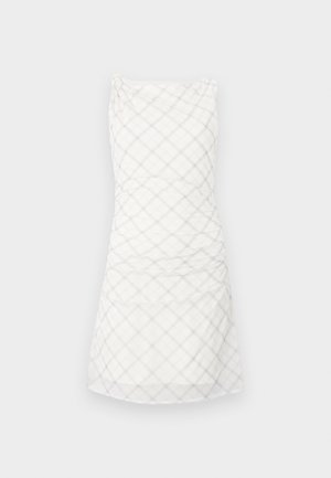 Fehér ruha világosszürke kockás mintával. A fazon fitted felsőrészből áll, ráncolt részletekkel, és egyenes, térdhoszesszű szoknyával.