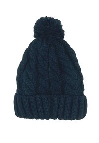 Gorro de punto en un azul marino oscuro, con un amplio puño acanalado, patrón de trenzas y un pompón suave en la parte superior. Textura suave.