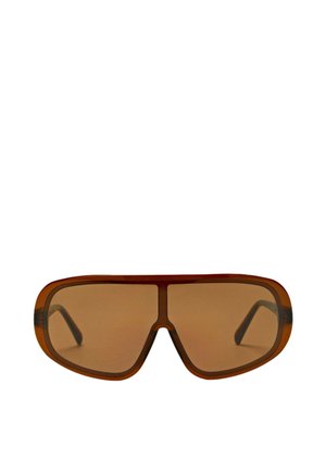 Brune oversized skjold-stil solbriller med en tyk ramme og tonede linser på en hvid baggrund.