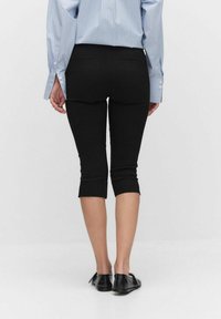 STOCKH LM Studio KAYLA CAPRI - Shortsit - black