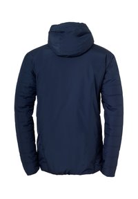 Veste matelassée bleu marine avec capuche, présentant des accents côtelés sur les manches et une texture lisse. Le design est épuré avec une silhouette ajustée.