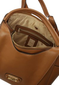Hnědá kožená kabelka s texturovaným povrchem, se zipovou kapsou uvnitř a zlatým kovovým akcentem. Podšívka je z béžové tkaniny se vzorem loga.