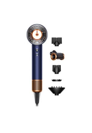 Dyson föhn met een blauwe behuizing, een rond bedieningspaneel, oranje accenten en verwisselbare accessoires, waaronder een diffuser en een gladmakende nozzle.