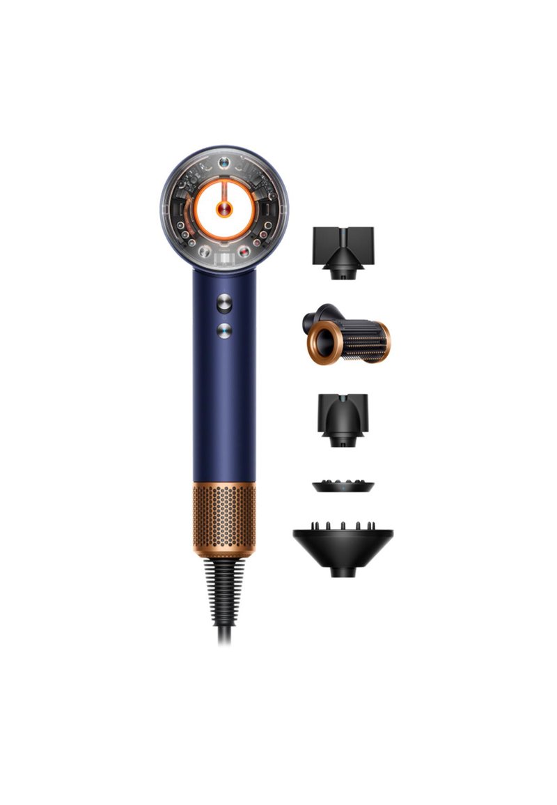 Hårfön med en smal, blå kropp, kopparaccentuer, cirkulär kontrollpanel och flera munstycken i olika former.