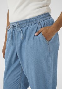 Kaffe Curve LOUISA - Džínsy tapered fit - medium blue chambray