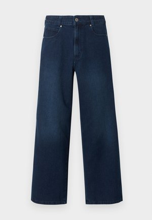 Sötétkék, széles szárú farmernadrág elöl gombos és cipzáras záródással, elől és hátul zsebekkel, fehér háttér előtt bemutatva.