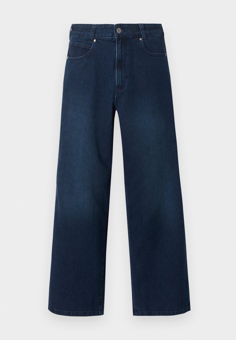 Jeans denim blu scuro a gamba larga con chiusura frontale con bottone e zip, tasche anteriori e posteriori, mostrati su sfondo bianco.