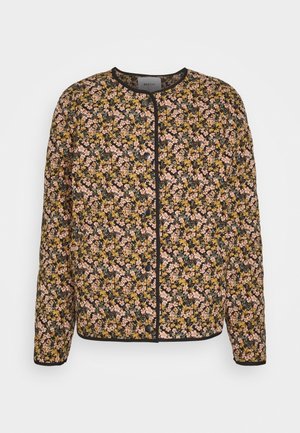 Chaqueta acolchada con estampado floral, con pequeñas flores rosas y amarillas sobre fondo negro, cuello redondo, ribete negro y botones a presión negros en la parte delantera.