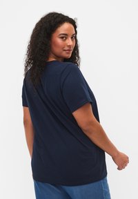 Zizzi KURZÄRMELIGES MIT V-AUSSCHNITT - Základné tričko - navy blazer