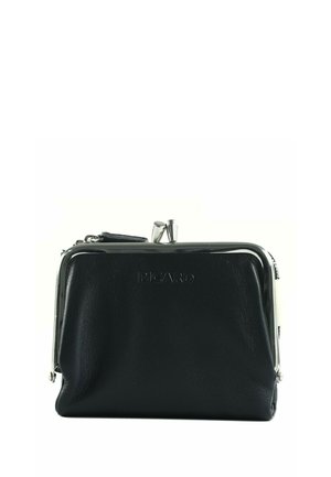 Petit porte-monnaie en cuir noir avec fermoir à cadre métallique et "PICARD" embossé sur le devant.