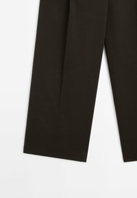 Pantalon droit brun foncé avec des ourlets propres, posé à plat sur fond blanc.