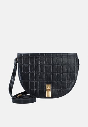Bolso bandolera negro en forma de media luna con textura de cocodrilo, correa ajustable y cierre frontal con candado de tono dorado.