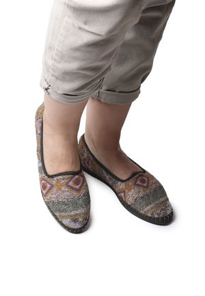 CECILIA - Slip-ons - caqui