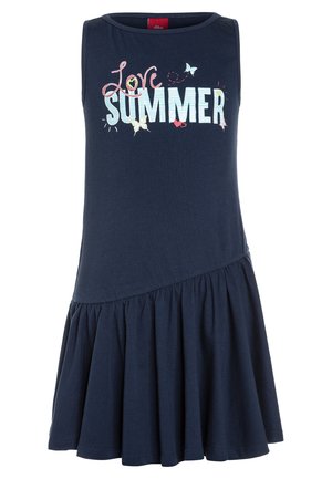 Granatowa sukienka bez rękawów wykonana z bawełny, z falbaną na dole, zdobiona wielokolorowym napisem „Love Summer” oraz dekoracyjnymi motylami.